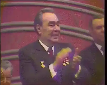 Брежнев аплодирует
