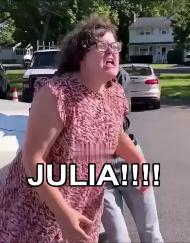 Julia's Dramatic College Life Scream