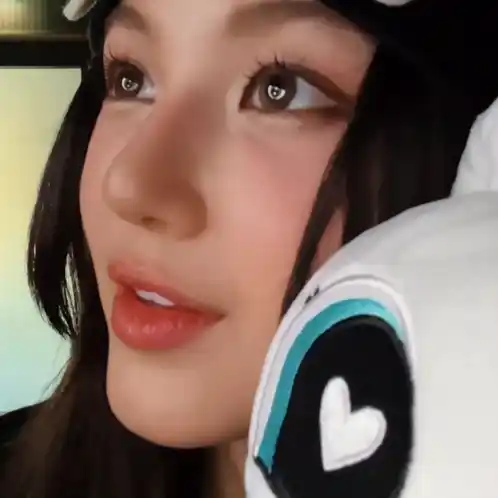Danielle NewJeans Smiling Close-up