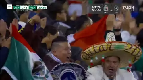 Fan Mexicano Animando con Sombrero