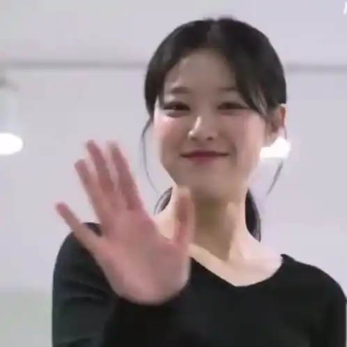 Hyunjin (Loona/Loossemble) Finger Heart & Smile